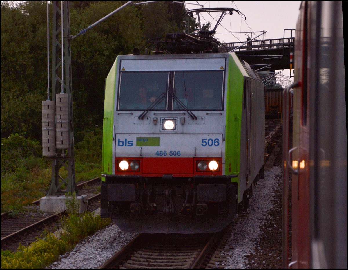In Heppenheim wartet Re 486 506 der BLS die Überholung des verspäteten IC nach Freiburg ab. Juni 2015.