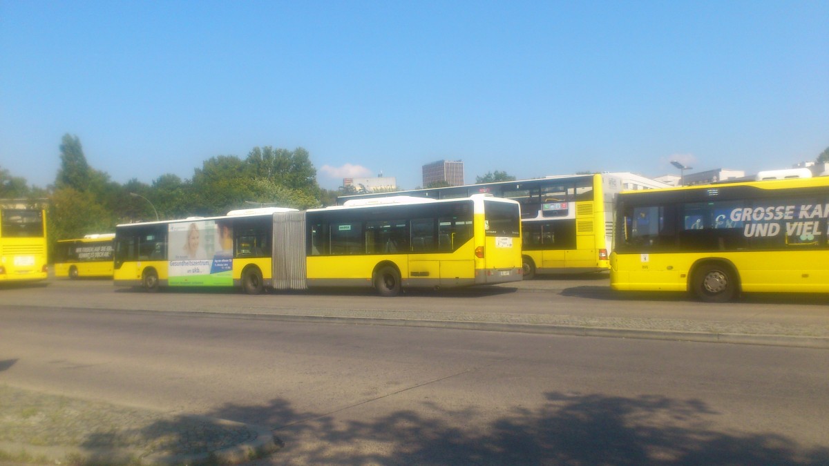 .....in der Hertzallee in Berlin dieser Citaro,Scania und MAN in der Warteschleife bis zum Start auf die jeweiligen Linien 