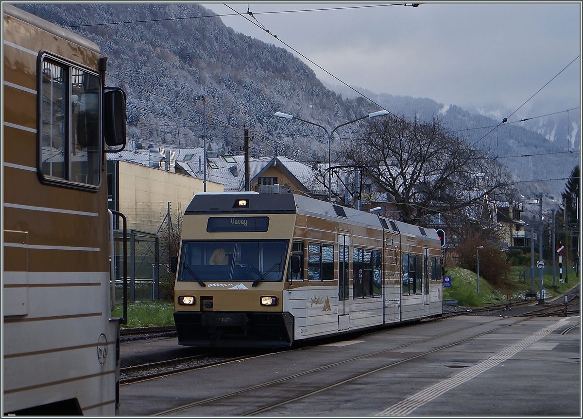 In der Hhe lag ein Hauch Schnee, als der Be 2/6  Blonay  im gleichnamigen Bahnhof auf die Abfahrt nach Vevey wartete.
9. Dez. 2014