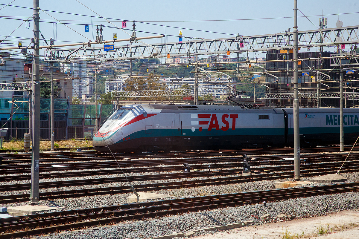 In Italien verkehrt jetzt der weltweit erste Hochgeschwindigkeitszug für Güter, hier der ETR 500 – M 01der Mercitalia Fast am 16.07.2022 abgestellt in Neapel, aufgenommen aus einem Zug heraus.

Ende Oktober 2018 wurde im FS-Frachtterminal Maddaloni-Marcianise (Caserta) der neue Dienst  Mercitalia Fast  vorgestellt. Es wurde der erste Frachtdienst der Welt im italienischen AV/AC-Hochgeschwindigkeitsnetz eröffnet.

 Mercitalia Fast  wurde entwickelt, um die Bedürfnisse von Kunden wie Expresskurieren, Logistikern, Herstellern, Händlern und Immobilienentwicklern zu erfüllen. Die Güter werden an Bord eines Hochgeschwindigkeitszuges ETR 500 mit einer Ladekapazität von 18 Tir transportiert. Der Einsatz von Rollcontainern macht das Be- und Entladen schnell, effizient und sicher. „Mercitalia Fast“ verbindet montags bis freitags in dreieinhalb Stunden die Logistikdrehscheibe Bologna Interport im Norden und das Terminal Maddaloni-Marcianise bei Neapel. Der neue Zug sei die erste Hochgeschwindigkeitsverbindung für Güter weltweit und soll eine neue Ära Mercitalia einläuten, die Güterverkehrstochter der staatlichen Eisenbahn FS Italiane.

Dieser erste Mercitalia Fast-Service wird die wichtigste italienische Autobahn (A1) jährlich um rund 9.000 Lkw entlasten und die Kohlendioxidemissionen in die Atmosphäre um 80 % im Vergleich zum Straßenverkehr senken.
