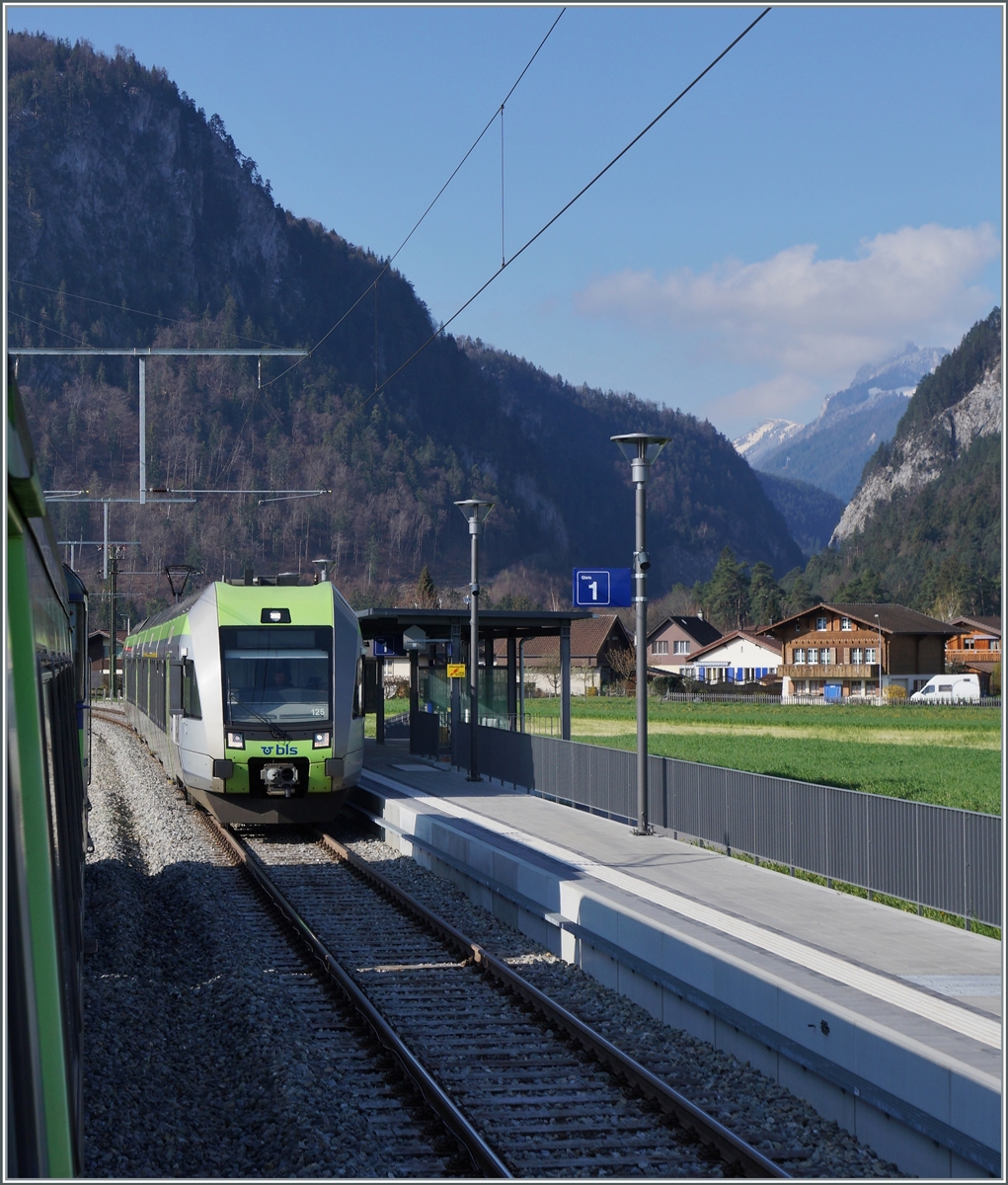 In kurz nach Spiez, in Eifeld kreuzt der RE nach Zweisimmen den BLS RABe 535 125 der als  Regionalzug/Regioexpress von Zweisimmen nach Bern unterwegs ist.
Im Hintergrund der Schmale  Eingang  ins Simmental. 

14. April 2021