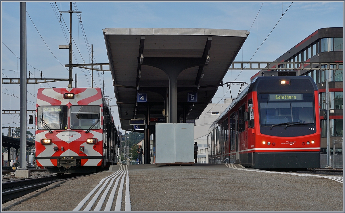 In Langenthal sind zur Abfahrt bereit der asm Be 4/4 14 mit Bt (1)12 (ex FW) nach St.Urban und der Be 4/8 111 nach Solothurn. 

10 August 2020