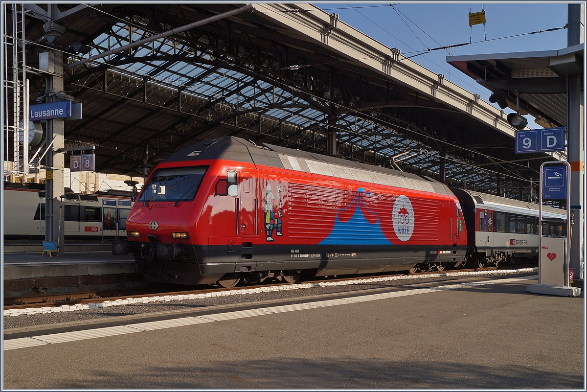 In Lausanne wartet die SBB Re 460 058 (UIC 91 85 4 460 058-1 CH-SBB)  100 Jahre Zirkus KNIE  mit ihrem IR 90 1814 auf die Abfahrt Richtung Genève-Aéroport. 

6. Dez. 2019