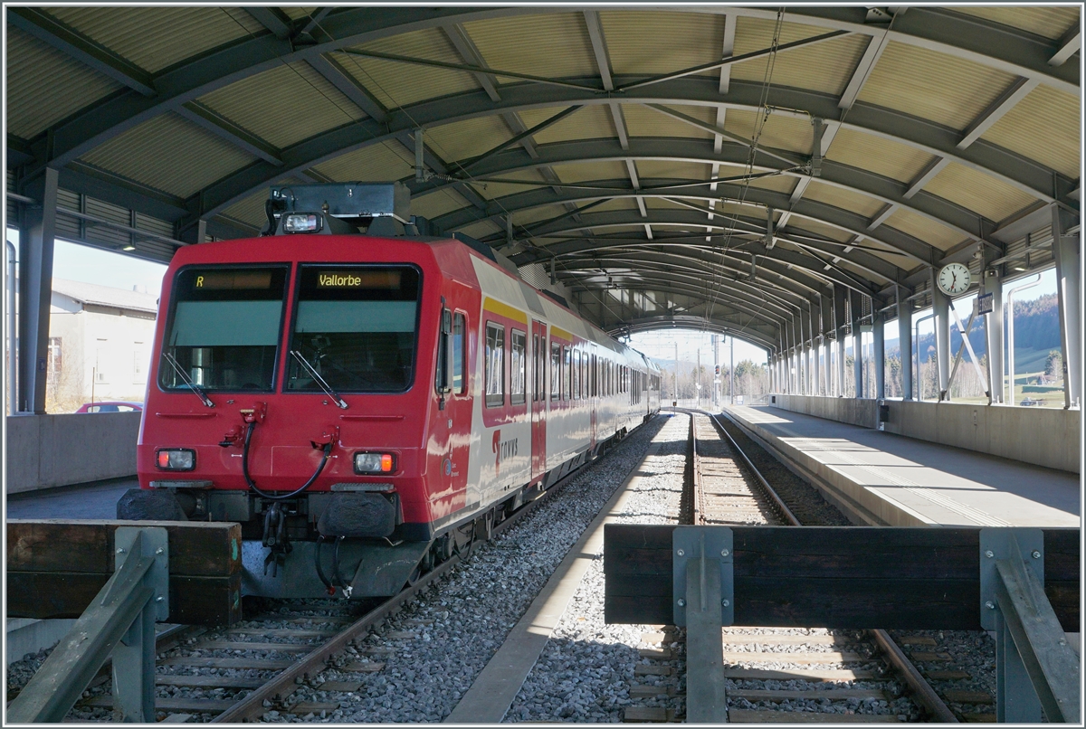 In Le Brassus wartet der TRAVYS RBDe 560 384 (UIC RBDe 560 DO TR 94 7 560 384-0 CH-TVYS) mit dem Zwischenwagen B NPZ DO TR 50 85 29-43 384-1 CH-TVYS und dem Steuerwagen ABt NPZ DO TR 50 85 39-43 984-6 CH-TVYS als Regionalzug 6018 nach Vallorbe auf die Abfahrt. Im Gegensatz zum  alten  Bahnhof liegt der  neue  Bahnhof gut 500 Meter östlicher und somit konnte ein Bahnübergang eingespart werden. Der neue Bahnhof ist zwar modern, hat durch das Hallendach aber trotzdem seinen eigenen Charme. 

14. Nov. 2020