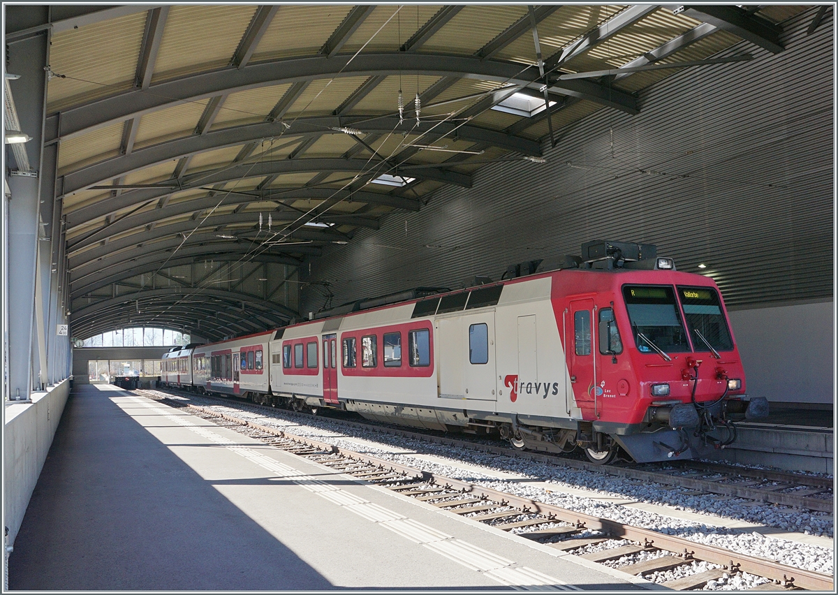 In Le Brassus wartet der TRAVYS RBDe 560 384 (UIC RBDe 560 DO TR 94 7 560 384-0 CH-TVYS) mit dem Zwischenwagen B NPZ DO TR 50 85 29-43 384-1 CH-TVYS und dem Steuerwagen ABt NPZ DO TR 50 85 39-43 984-6 CH-TVYS als Regionalzug 6018 nach Vallorbe auf die Abfahrt.

14. November 2020 