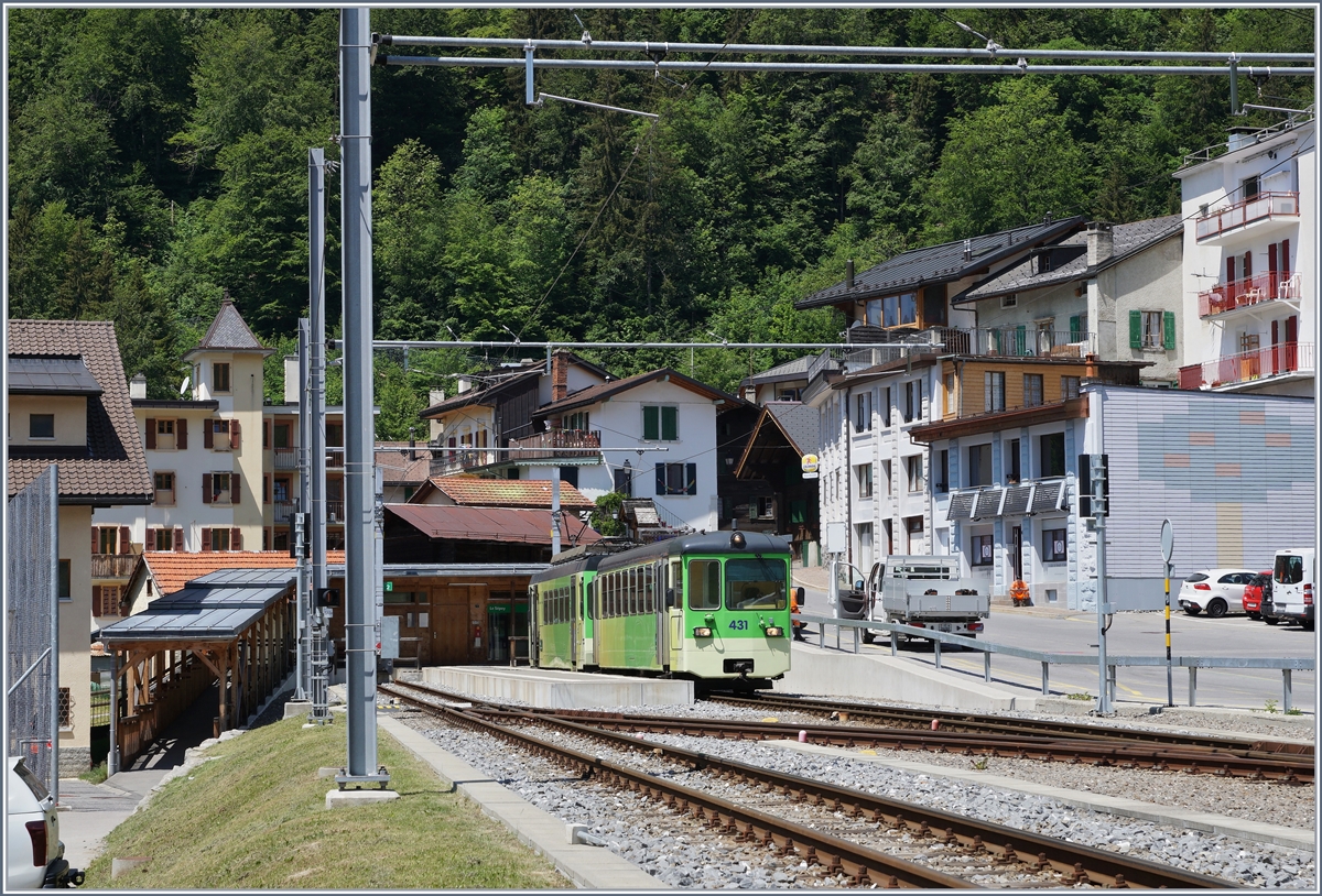 In Le Sépey wartet ein ASD Regionalzug in der klassichen Zusammensetung mit einem ex BLT Bt und BDe 4/4 nach dem Fahrtrichtungswechsel auf die Weiterfahrt.

29.Mai 2020