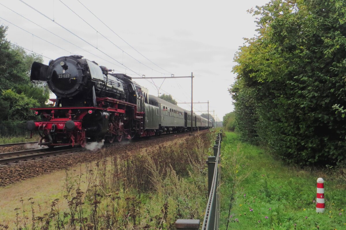 In leider sehr feuchtem Wetter durchfahrt am 25 September 2021 SSNs 23 023 mit ein Sonderzug Alverna.