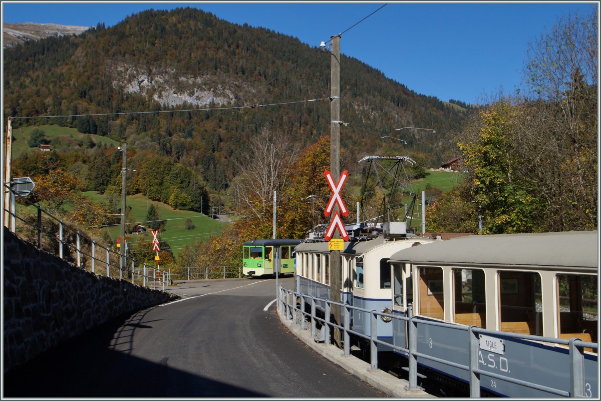 In Les Planches wartet der Extrazug mit BDe 4/4 und BCfe 4/4 auf den Gegenzug aus Le Sépey, welcher zugleich auch der vorausfahrende Zug ist, da die Strecke Les Plaches - Le Sépey (Spiztkhere) zweimal befahren wird.
18. Okt. 2014