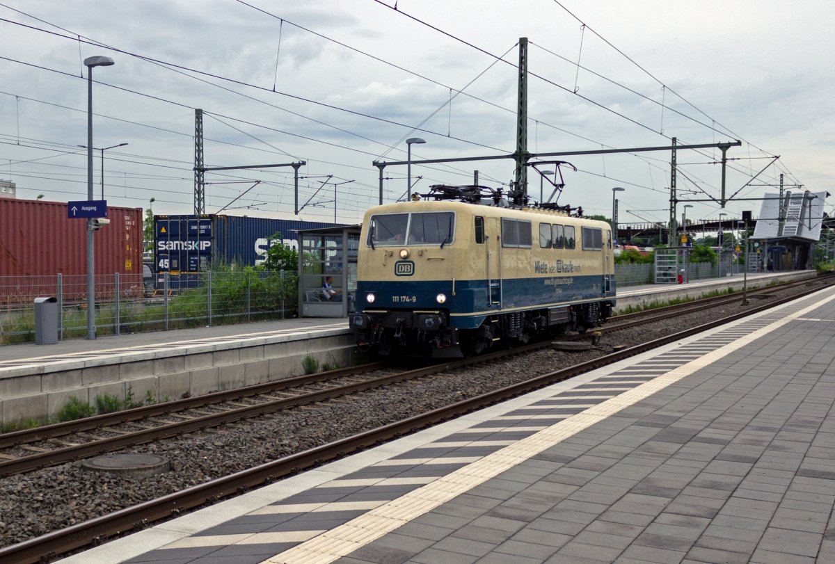 In der letzten Zeit hat die DB einige ltere Lokomotiven, die in naher Zukunft nicht mehr bentigt werden, in historischen Farbschemata lackiert. In der ozeanblau/beigen Farbe der 1970er-Jahre, mit Werbung fr die Angebote von DB Gebrauchtzug rollt 111 174 am 08.07.21 durch Opladen in Richtung Kln.