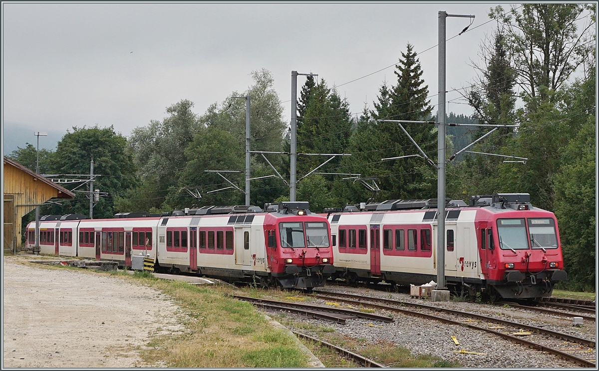 in letztes Mal für mich zeigen sich die beiden TRAVYS RBDe 560 834-0  Lac de Brenet  und 560 385-7  Lac de Joux  mit ihren Regionalzügen in Le Pont gemeinsam auf einem Bild. 

6. August 2022