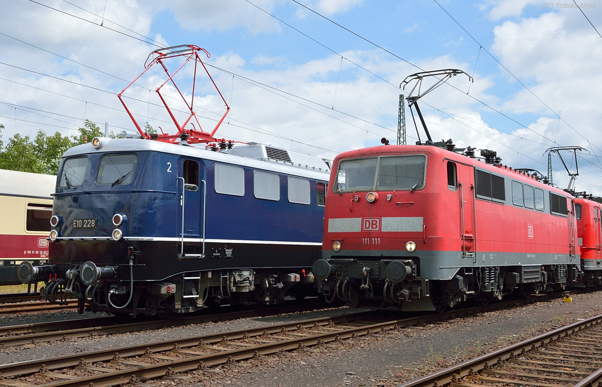 In der Lokaufstellung zur Lokparade beim Sommerfest in Koblenz am 18.06.2016 standen E10 228 (IG Einheitloks) und 111 111. Ich geh�rte zur Lokbesatzung der 141 228 beim Sommerfest, daher konnte ich mit Warnweste dort fotografieren.
