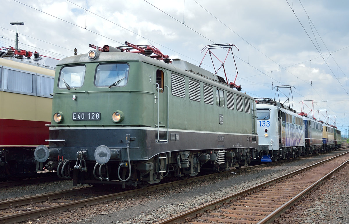 In der Lokaufstellung zur Lokparade beim Sommerfest in Koblenz am 18.06.2016 stand E40 128 (DB Museum). Ich gehörte zur Lokbesatzung der 141 228 beim Sommerfest, daher konnte ich mit Warnweste dort fotografieren.