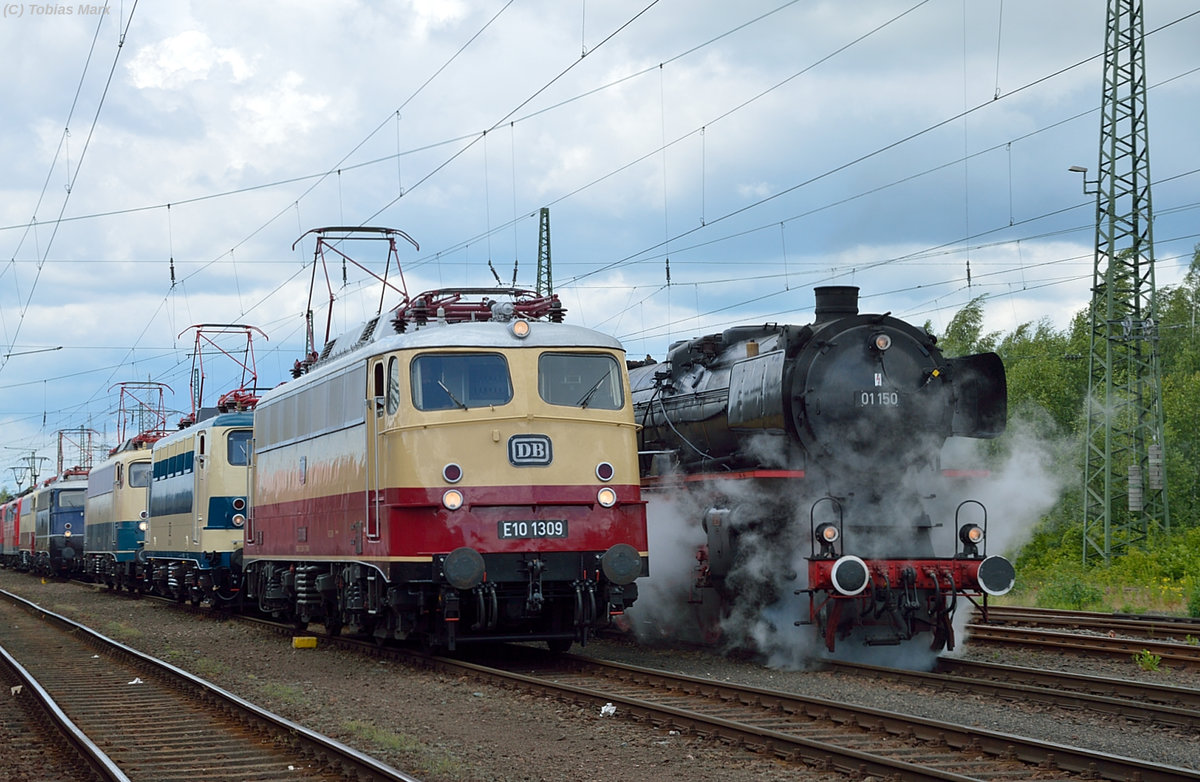 In der Lokaufstellung zur Lokparade beim Sommerfest in Koblenz am 18.06.2016 standen 01 150 und E10 1309 nebeneinander. Ich gehörte zur Lokbesatzung der 141 228 beim Sommerfest, daher konnte ich mit Warnweste dort fotografieren.