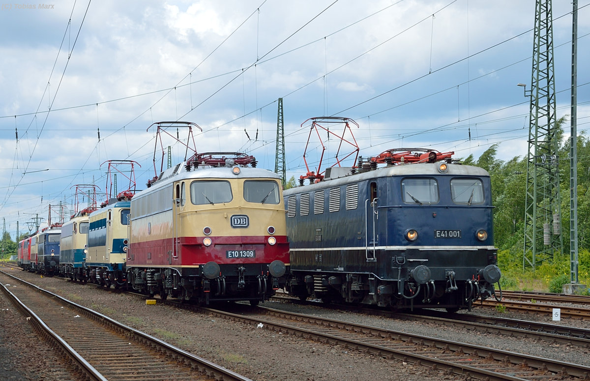In der Lokaufstellung zur Lokparade beim Sommerfest in Koblenz am 18.06.2016 standen E41 001 und E10 1309 nebeneinander. Ich gehörte zur Lokbesatzung der 141 228 beim Sommerfest, daher konnte ich mit Warnweste dort fotografieren.