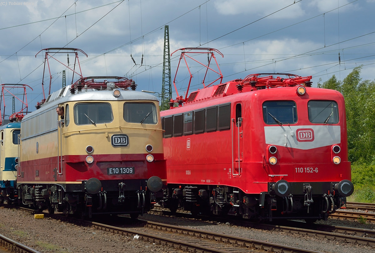 In der Lokaufstellung zur Lokparade beim Sommerfest in Koblenz am 18.06.2016 standen 110 152 (Baureihe E10 e.V.) und E10 1309 nebeneinander. Ich gehörte zur Lokbesatzung der 141 228 beim Sommerfest, daher konnte ich mit Warnweste dort fotografieren.