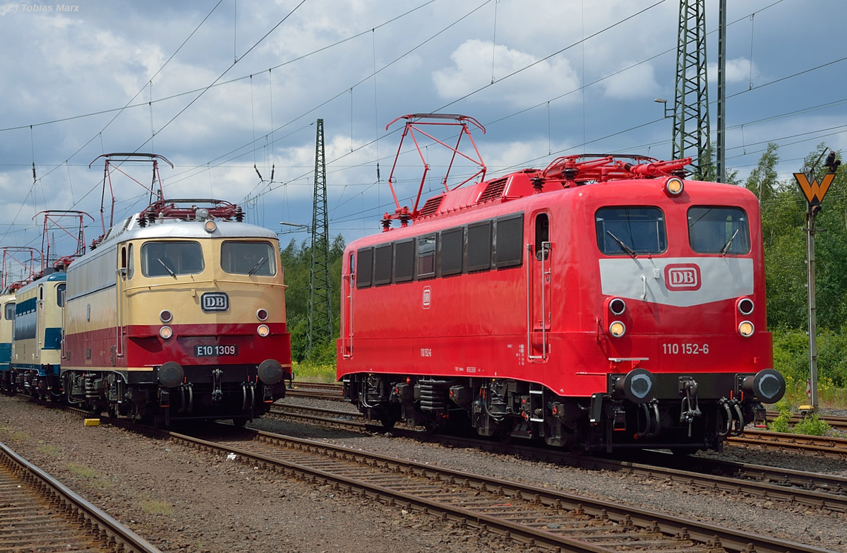 In der Lokaufstellung zur Lokparade beim Sommerfest in Koblenz am 18.06.2016 standen 110 152 (Baureihe E10 e.V.) und E10 1309 nebeneinander. Ich gehörte zur Lokbesatzung der 141 228 beim Sommerfest, daher konnte ich mit Warnweste dort fotografieren.