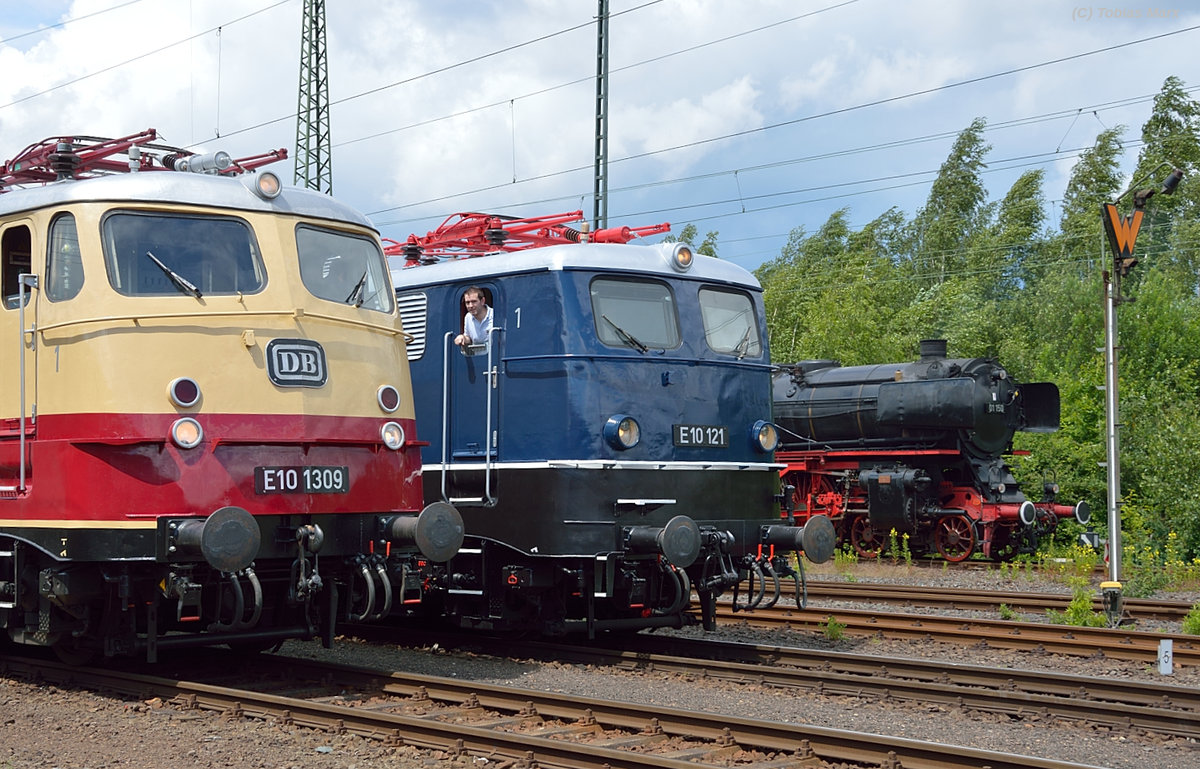 In der Lokaufstellung zur Lokparade beim Sommerfest in Koblenz am 18.06.2016 standen E10 1309 und E10 121. Im Hintergrund ist 01 150 zusehen. Ich gehörte zur Lokbesatzung der 141 228 beim Sommerfest, daher konnte ich mit Warnweste dort fotografieren.
