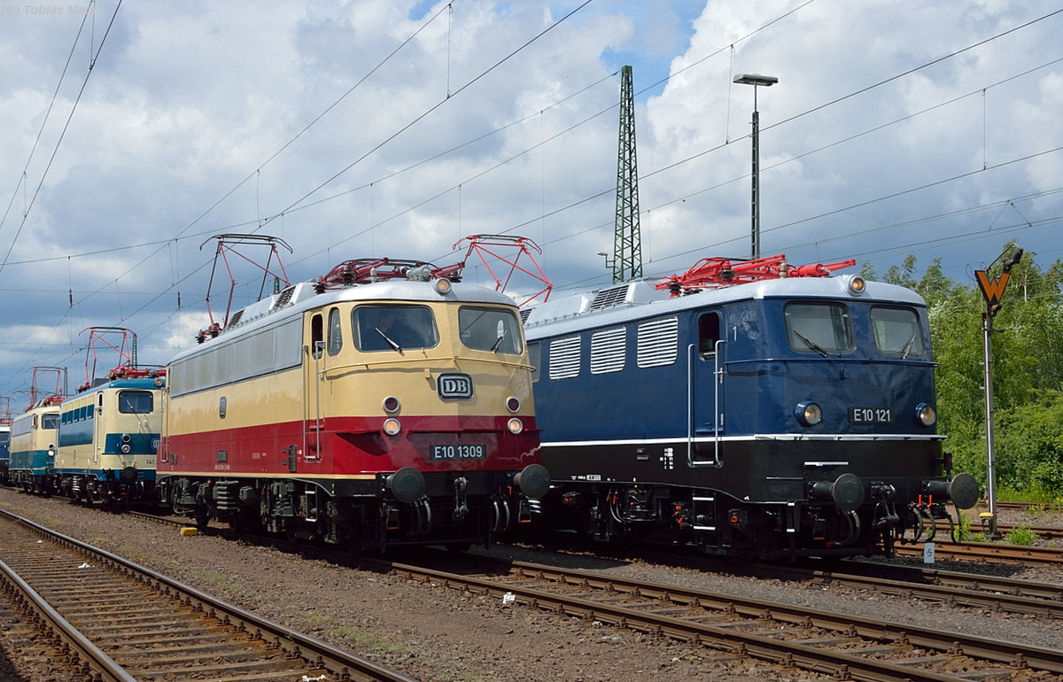 In der Lokaufstellung zur Lokparade beim Sommerfest in Koblenz am 18.06.2016 standen E10 1309 und E10 121 nebeneinander. Ich gehörte zur Lokbesatzung der 141 228 beim Sommerfest, daher konnte ich mit Warnweste dort fotografieren.