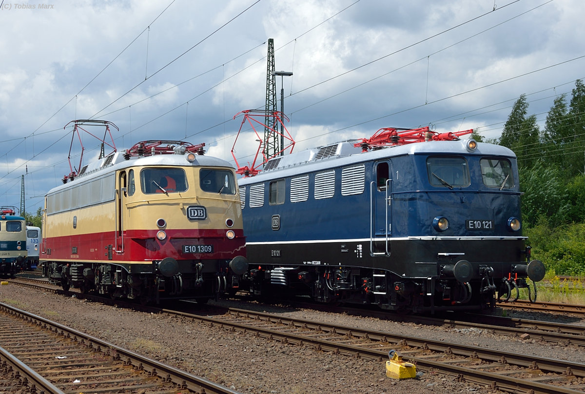 In der Lokaufstellung zur Lokparade beim Sommerfest in Koblenz am 18.06.2016 standen E10 1309 und E10 121 nebeneinander. Ich gehörte zur Lokbesatzung der 141 228 beim Sommerfest, daher konnte ich mit Warnweste dort fotografieren.