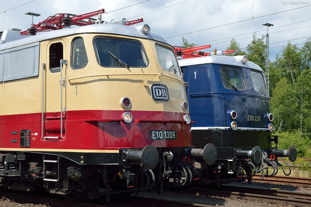 In der Lokaufstellung zur Lokparade beim Sommerfest in Koblenz am 18.06.2016 standen E10 1309 und E10 228 (IG Einheitslok) nebeneinander. Ich gehörte zur Lokbesatzung der 141 228 beim Sommerfest, daher konnte ich mit Warnweste dort fotografieren.
