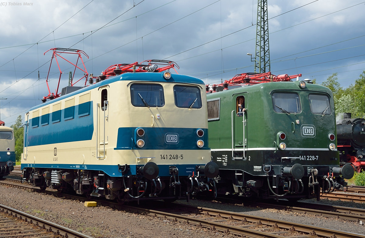 In der Lokaufstellung zur Lokparade beim Sommerfest in Koblenz am 18.06.2016 standen 141 248 (Südwestfälisches Eisenbahnmuseum) und 141 228 (Eisenbahnmuseum Darmstadt-Kranichstein) nebeneinander. Ich gehörte zur Lokbesatzung der 141 228 beim Sommerfest, daher konnte ich mit Warnweste dort fotografieren.