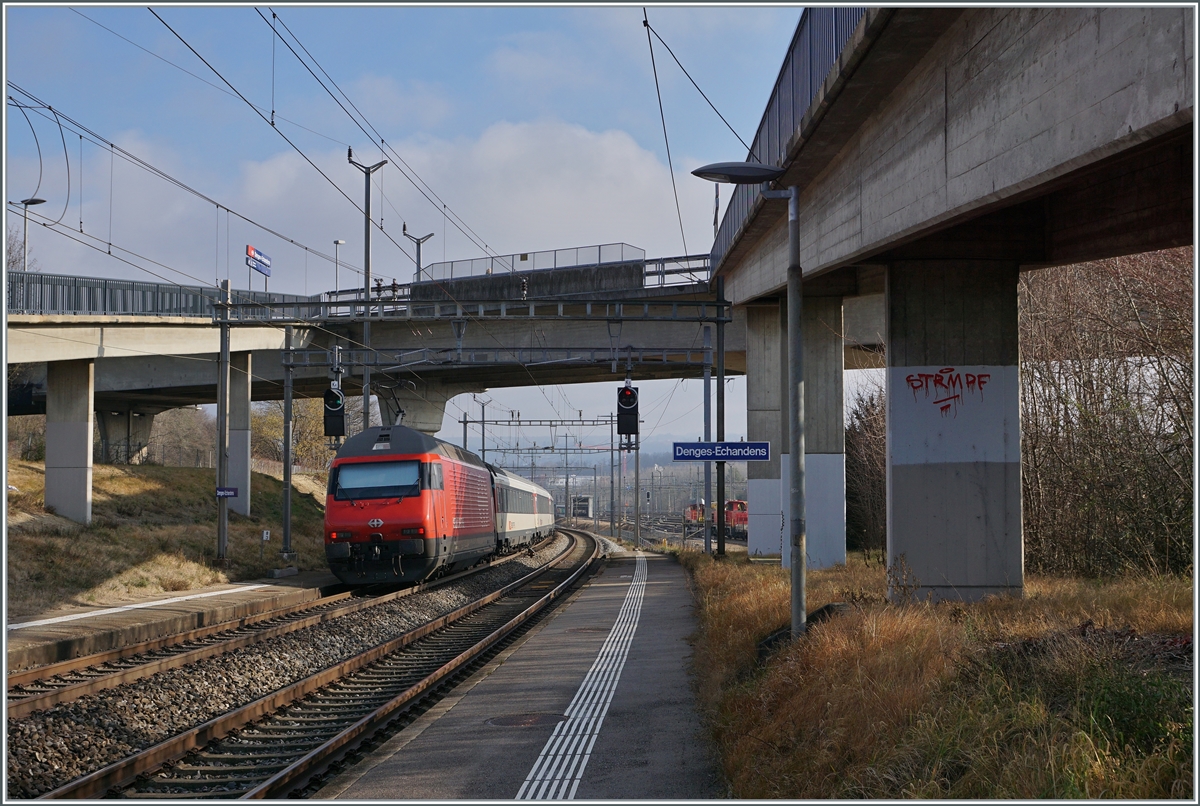 In Lonay-Preveranges schiebt eine SBB Re 460h ihren IR 90 auf dem Weg von Genève-Aéroport nach Brig in schneller Fahrt durch die Haltestelle in Richtung Lausanne. 

4. Feb. 2022
