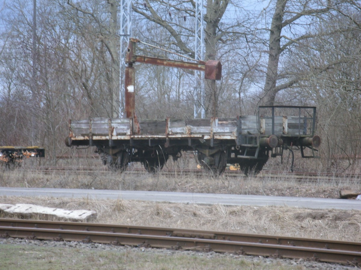 In der Nähe von der Abzweigstelle Borchtitz steht,etwas versteckt,dieser Güterwagen den ich am 28.Dezember 2013 fotografierte.