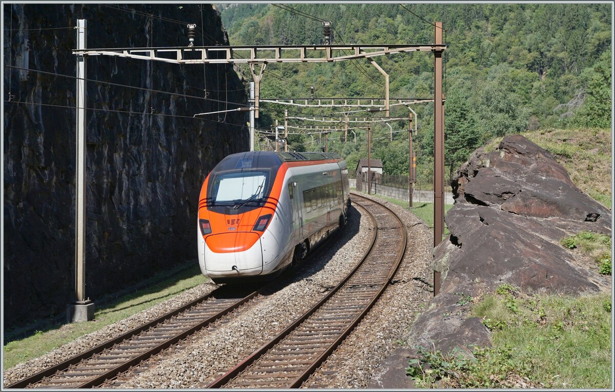 In der Nähe des oberen Portal des 1567 Meter langen Pratotunnel, der als 360 ° Kreiskehrtunnel gut 40 Meter Höhenunter überwindet ist ein SBB RABe 501  Giruno  auf dem Weg in Richtung Norden.

4. Sept. 2023