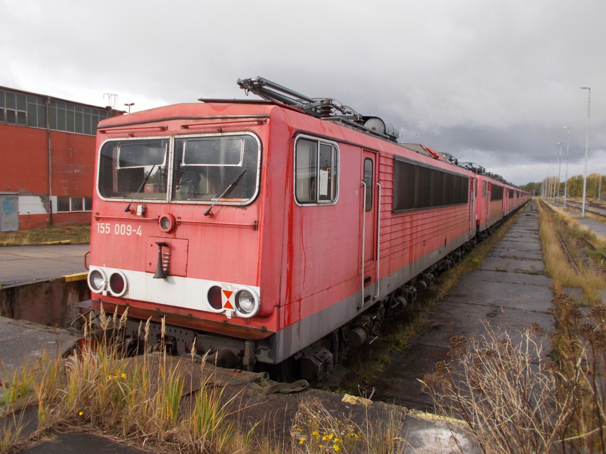 In der Nähe der Umspurhalle steht 155 009,am 20.Oktober 2015,in Mukran.