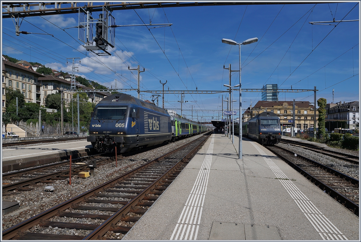 In Neuchâtel begegnen sich die beiden BLS Re 465 005 und 006 mit ihren RE Bern - La Chaux de Fonds und La Chaux de Fonds - Bern.

3. Sept. 2020