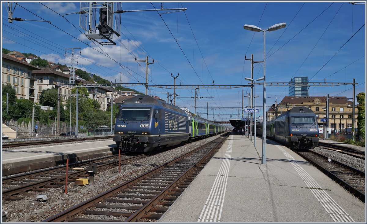 In Neuchâtel begegnen sich die beiden BLS Re 465 005 und 006 mit ihren RE Bern - La Chaux de Fonds und La Chaux de Fonds - Bern. 

3. Sept. 2020