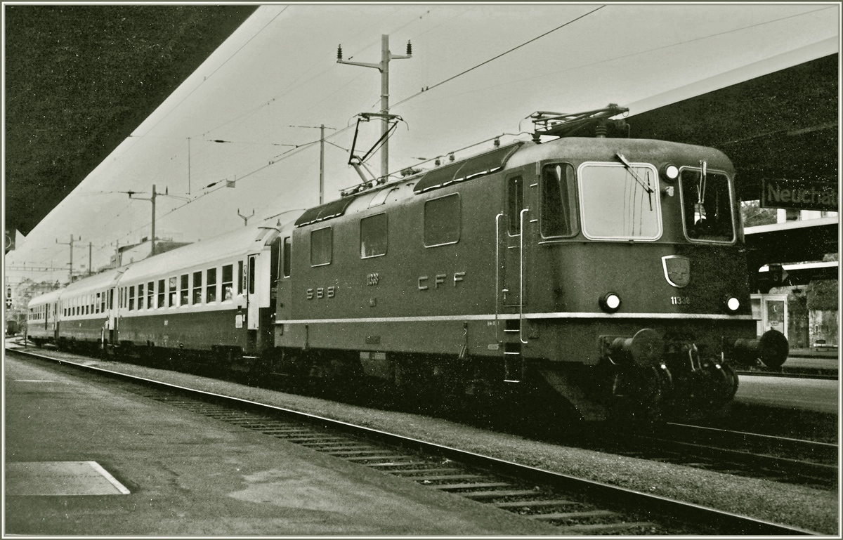 In Neuchâtel wartet die SBB Re 474 II 11338 mit dem Nachtzug 425 Paris Gare de Lyon - Interlaken Ost (via Dijon - Pontarlier) auf die Weiterfahrt Richtung Bern. Der Zug gesteht soweit ich eruieren kann aus zwei SNCF Bcü und einem SNCF BDü.

13. Juni 1985