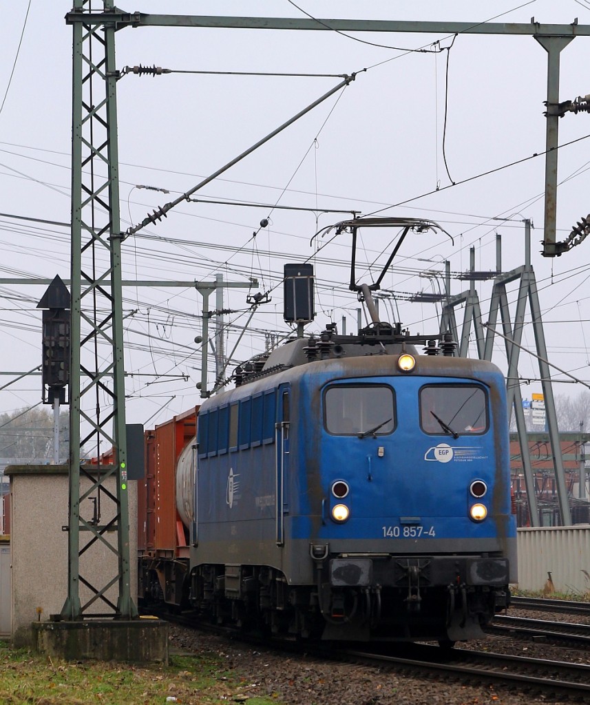 In neuem Farbkleid unterwegs...EGP 140 857-4(REV/LD X/27.12.11)festgehalten am Umspannwerk HH-Waltershof im/am Hamburger Hafen. 29.11.14
