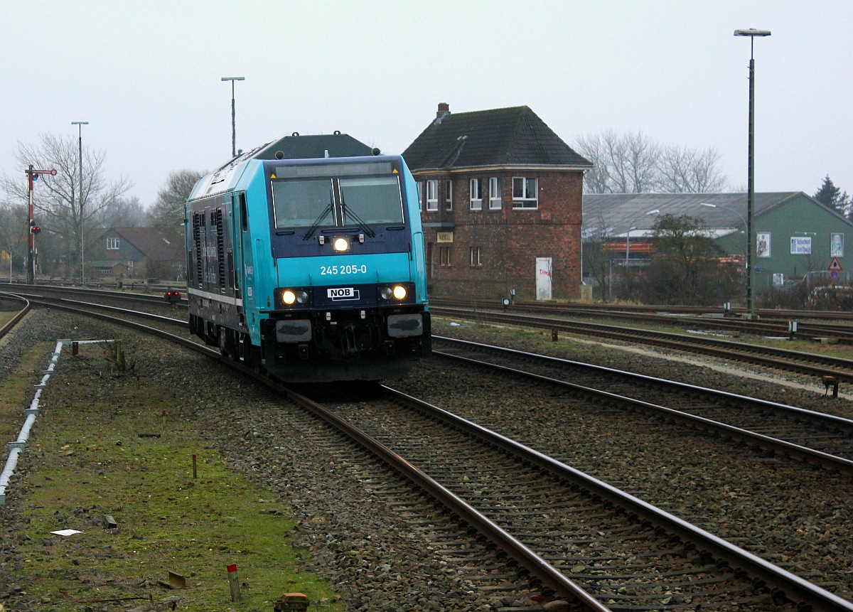 In Niebll angekommen folgte der NOB nach Westerland die solo fahrende NAH.SH 1245 205-0 die ebenfalls Richtung Westerland verschwand. Niebll 19.12.2015