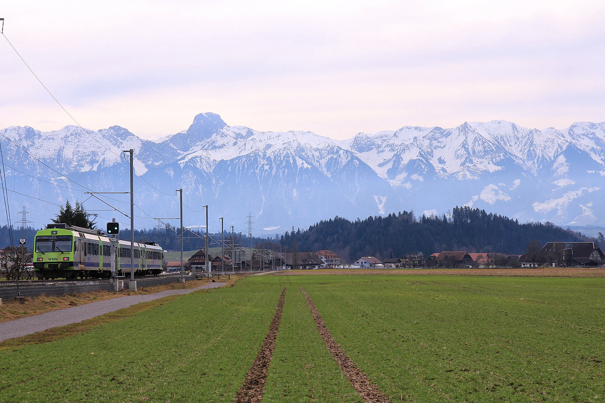 In Oberdiessbach - Der Zug mit dem Triebwagen BLS 235 war von Thun her nur bis Konolfingen gefahren und kehrt hier, auf das Stockhorn zufahrend, wieder nach Thun zurück. 16.Februar 2021  