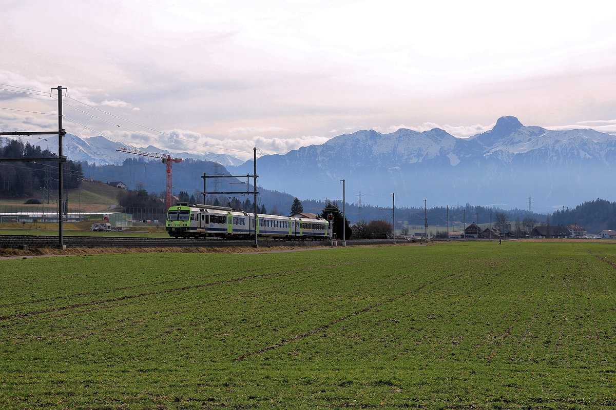 In Oberdiessbach - Die Strecke Thun - Konolfingen - Burgdorf - Solothurn wird mit NPZ-Zügen gefahren, die ursprünglich dem RM (Regionalverkehr Mittelland) gehörten und einen roten Anstrich trugen. Auffallend ist das Fehlen eines behindertengerechten Wagens mit niedrigem Einstieg. Im Bild ein Zug mit Triebwagen 235, als EBT 228 1984/85 in Betrieb genommen. 16.Februar 2021