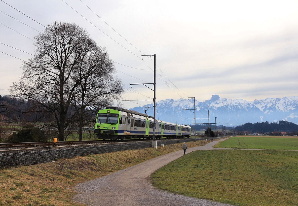 In Oberdiessbach - Ein Zug von Thun nach Solothurn, mit der Stockhornkette im Hintergrund. Triebwagen 236 gehört zu einer Serie von 13 Triebwagen, die 1984/85 für die damalige Emmental-Burgdorf-Thun -Bahn (EBT), die Vereinigten Huttwil-Bahnen (VHB) und die Solothurn-Moutier-Bahn (SMB)gebaut wurden; die 236 war ursprünglich EBT 229. 16.Februar 2021 