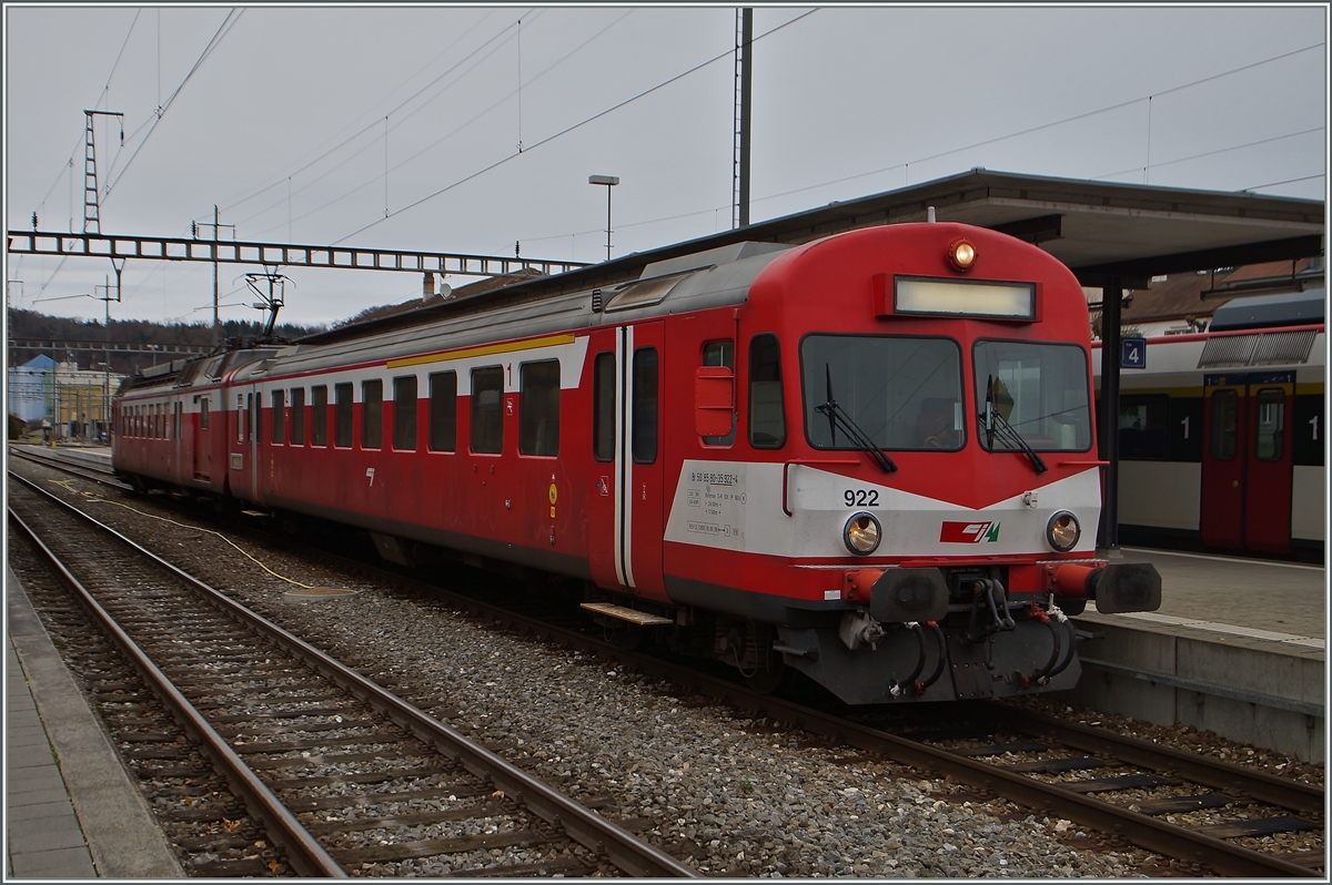 In Porrentruy wartet der CJ Regionalzug 26452 bestehend aus Bt 50 85 80 35 922-4 und RBDe 4/4 (94 85 7 566 22-6) auf die Abfahrt nach Bonfol.
17. Nov. 2014