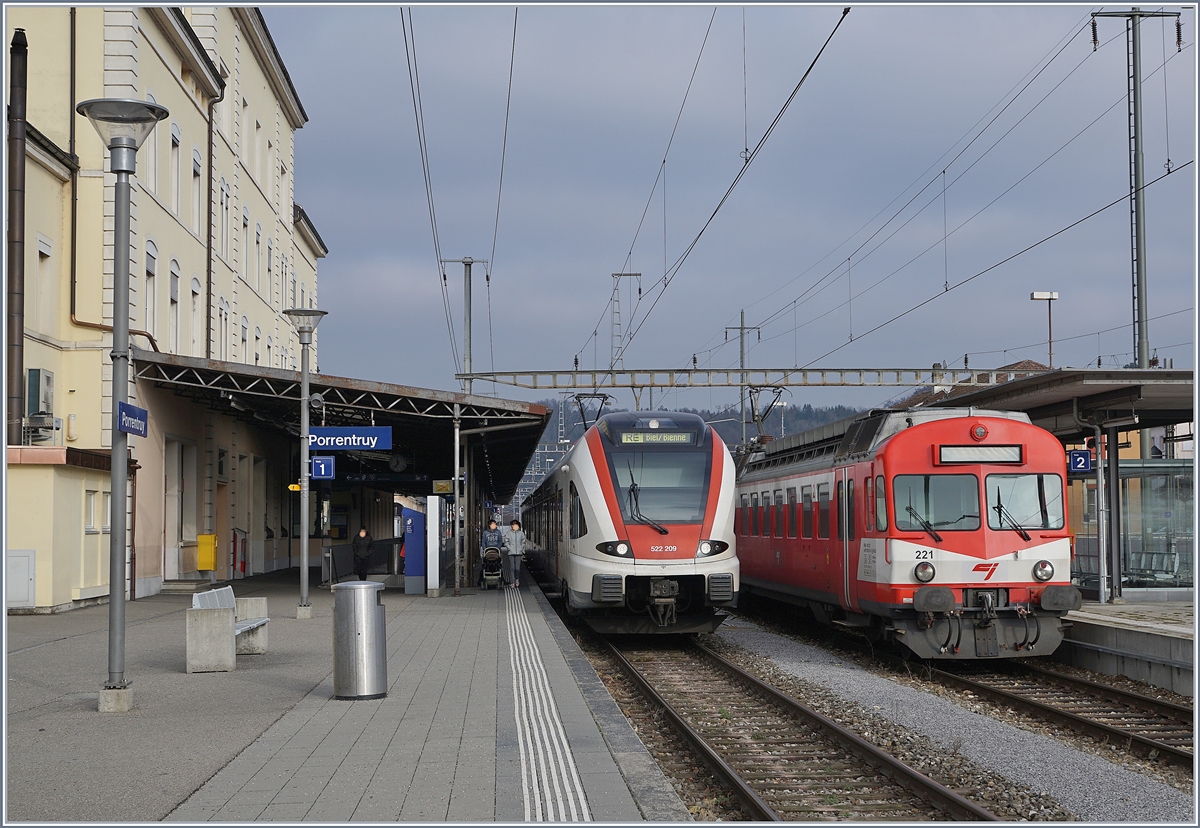 In Porrentury warten der SBB RABe 522 209 und der BLS/CJ RBDe 566 221 auf die Abfahrt nach Biel/Bienne, bzw. Bonfol.
15. Dez. 2018