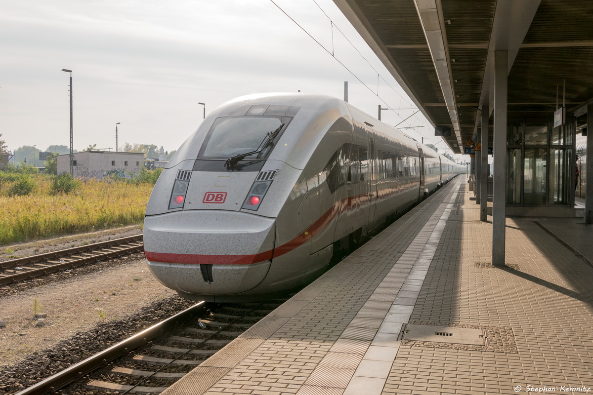 In Rathenow stand ein neuer ICE 4 Tw 9002 (93 80 5812 002-4) und fuhr später weiter in Richtung Stendal. Laut der NVR-Nummer handelt es sich hier um einen Endwagen 2. Klasse ohne Scharfenbergkupplung. 05.10.2015