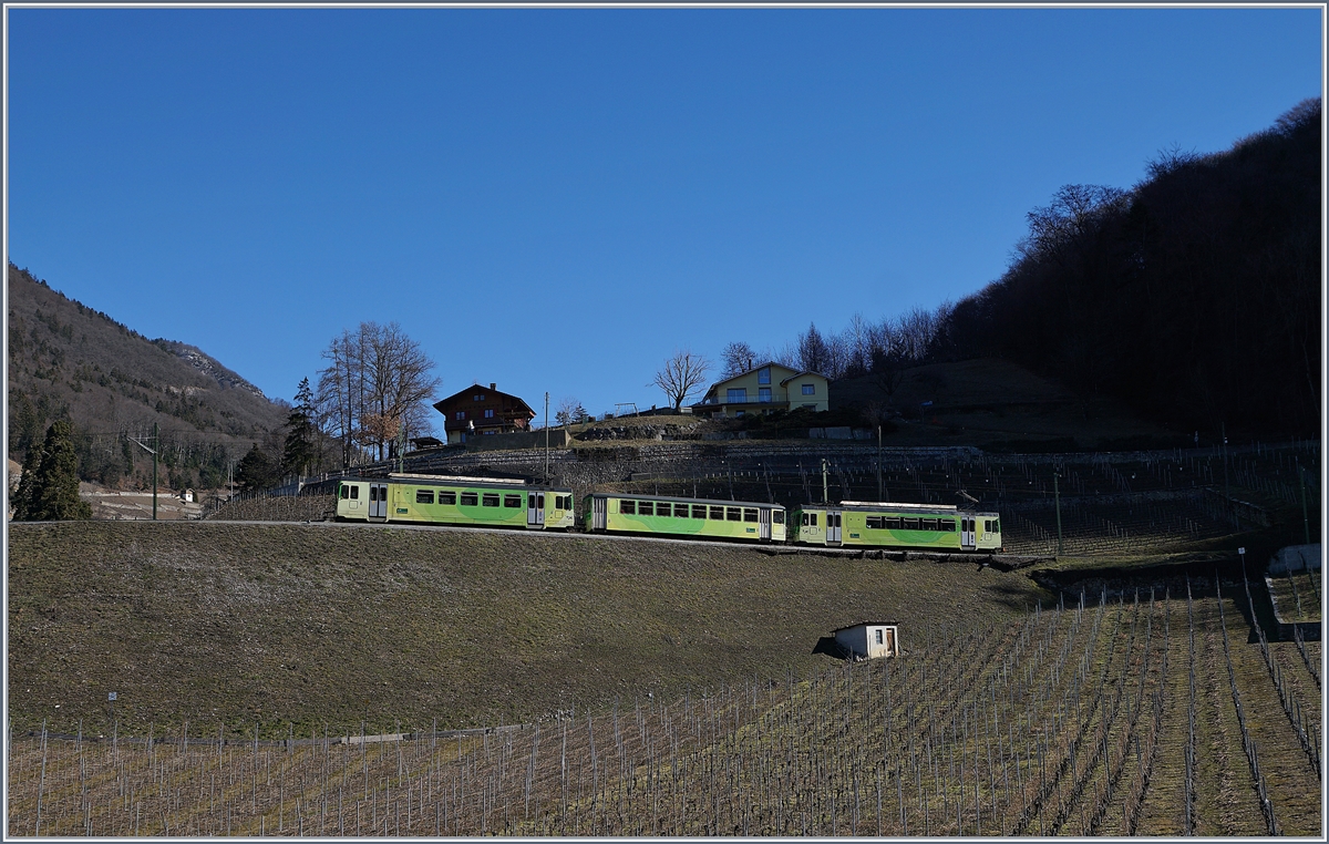 In den Rebenberg oberhalb von Aigle fhrt der ASD Regionalzug 432 Richtung Les Diablerets. Wintersportfrequenz bedingt wird der Zug, bestehend aus dem BDe 4/4 403 und Bt 432, durch den am Schluss laufenden BDe 4/4 404 verstrkt. Auffallend dabei, die etwas abweichende, aber gefllig die Lackierung des BDe 4/4 404 mit dem schwarzen Fensterband.

17. Februar 2019