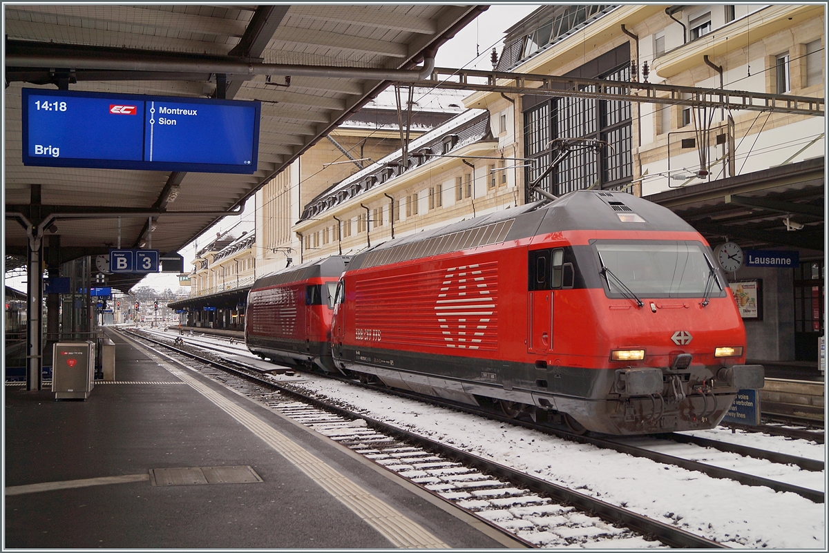 In der Regel werden Lokzüge vermieden und die entsprechenden Fahrzeuge planmässigen Zügen mitgegeben. Heute unterstrichen zwei Re 460 die Ausnahme der Regel und verkehrten als Lokzug 36955 von Genève nach Brig. Das Bild zeigt die beiden Re 460 070-6 und 045-8 beim Halt in Lausanne. Zur Vollständigkeit hier noch die UIC nummern der beiden Re 460: 91 85 4 070-6 CH-SBB und 9185 4 460 045-8 CH-SBB).

17. Januar 2021