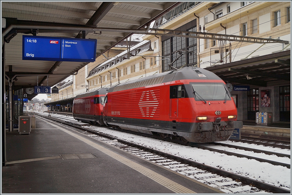 In der Regel werden Lokzüge vermieden und die entsprechenden Fahrzeuge planmässigen Zügen mitgegeben. Heute unterstrichen zwei Re 460 die Ausnahme der Regel und verkehrten als Lokzug 36955 von Genève nach Brig. Das Bild zeigt die beiden Re 460 070-6 und 045-8 beim Halt in Lausanne. Zur Vollständigkeit hier noch die UIC Nummern der beiden Re 460: 91 85 4 070-6 CH-SBB und 9185 4 460 045-8 CH-SBB)

17. Januar 2021