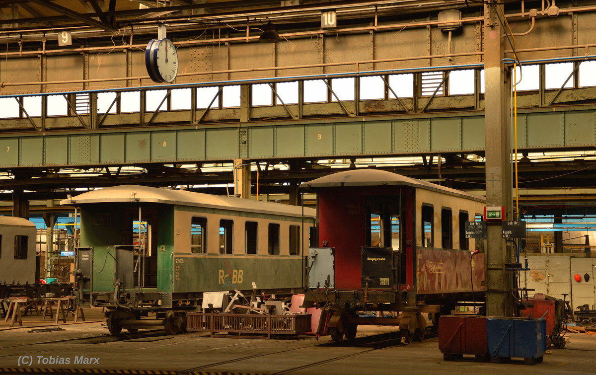 In der Richthalle des DLW Meiningen standen am 02.04.2016 ein Wagen der R�BB (links) und ein Wagen des Molli (rechts)