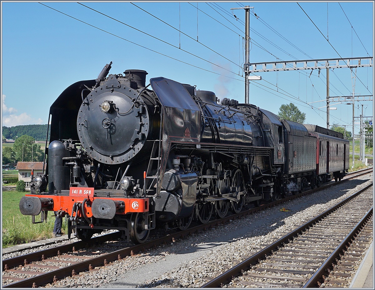 In Romont bekommt die SNCF 141 R 568 auf ihrer Rundfahrt von Vallorbe ber Payerne, Bern und Lausanne noch einmal Wasser, zwar geht es bis Lausanne stetig bergab, doch ab Daillens gilt es die Jurahhne zu berwinden, um dann am Abend im Heimatdepot Vallorbe anzukommen.
Die Lok mit der Achsfolge 1-D-1 wurde 1945 von Baldwin gebaut, ist 137 Tonnen schwer und 100 km/h schnell. Bei der SNCF war die Lok im Dpt Belfort beheimatet. Heute kmmert sich die  Assocaiaton 141R568  um die Lok. 
2. Juni 2018