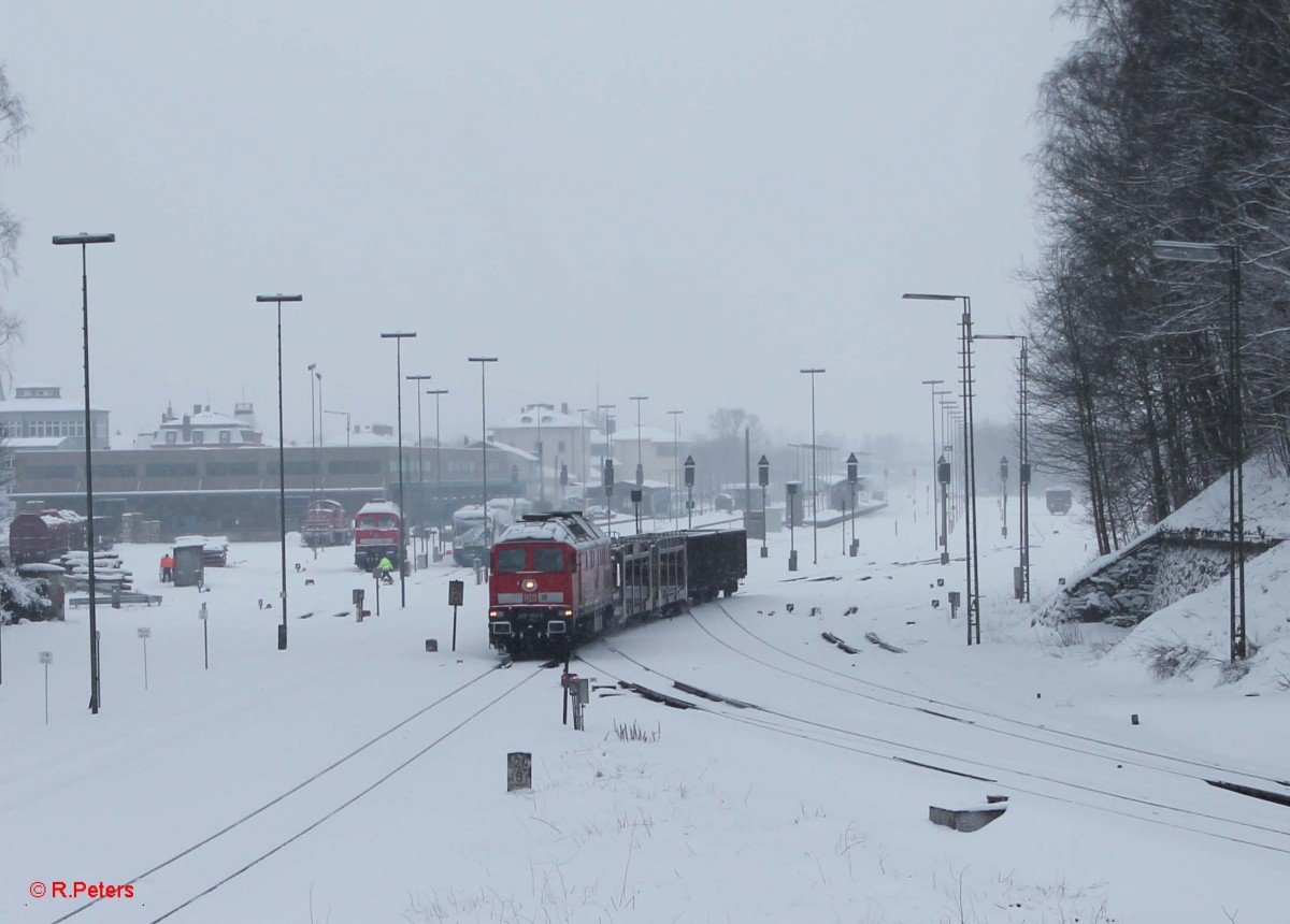 In der Rubrik   Längster Zug  reiht sich dieser 67iger ein der von 233 662-6 mit Pufferringe aus dem verschneiten Marktredwitz gen Cheb raus beschleunigt wird. Gerade mal ein Autotransportwagen und 2 Eas war die Last am Haken.31.01.15