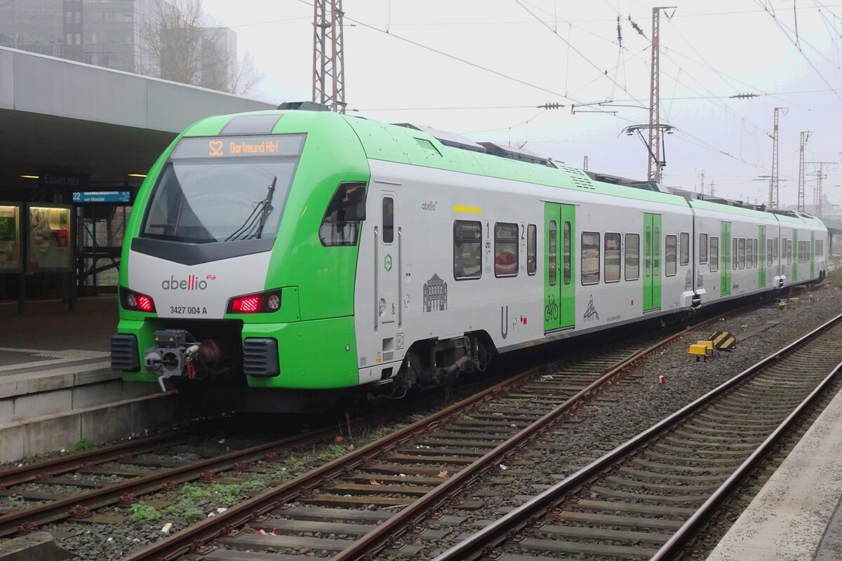 In das S-Bahn Ruhrgebiet Farbenschema steht am 26 Jänner 2022 Abellio 3427 004 in Essen Hbf.