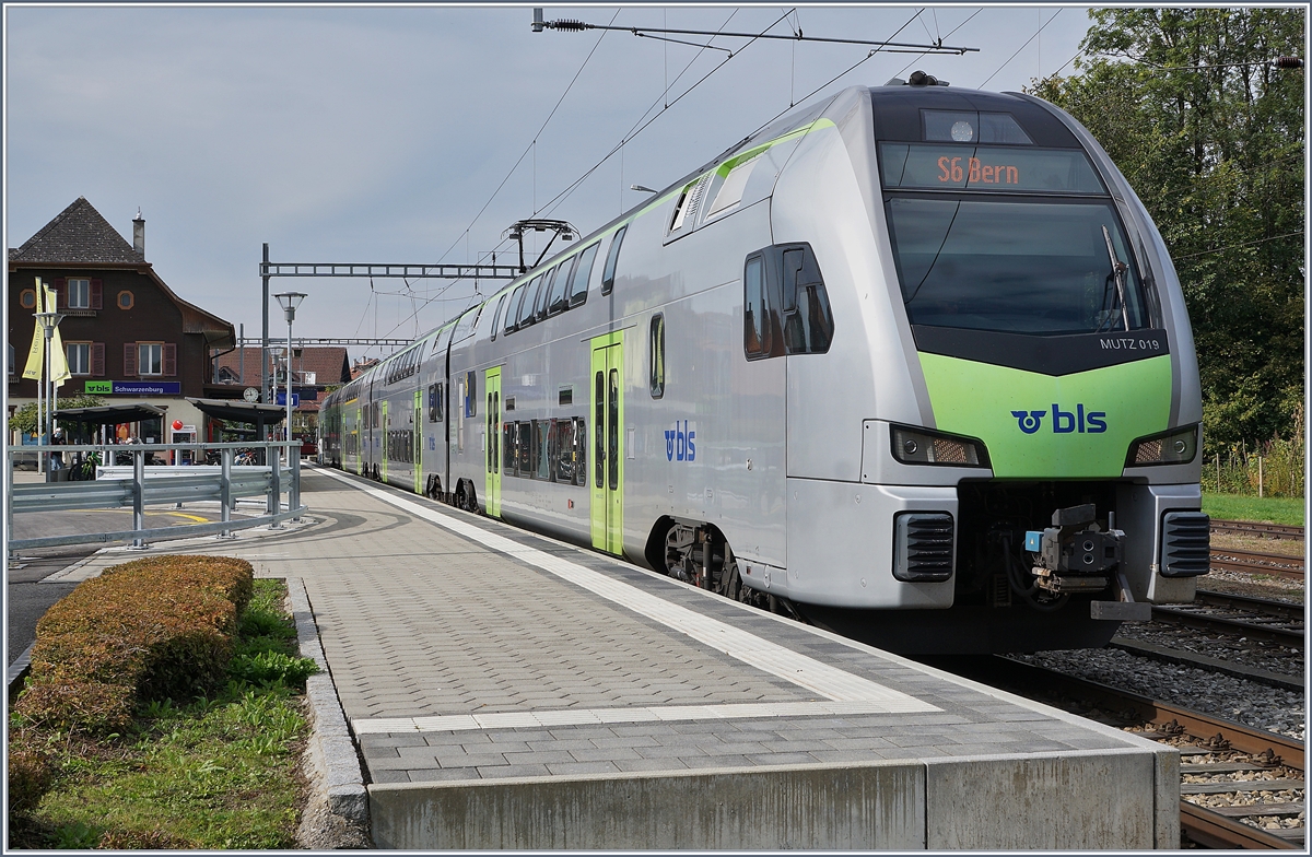 In Schwarzenburg mit seinem schmucken Stationsgebäude wartete der BLS MUTZ RABe 515 019 als S6 nach Bern auf die Abfahrt. Fotografenstandort auf einem Platz neben dem Bahnhof. 

1. Oktober 2020 