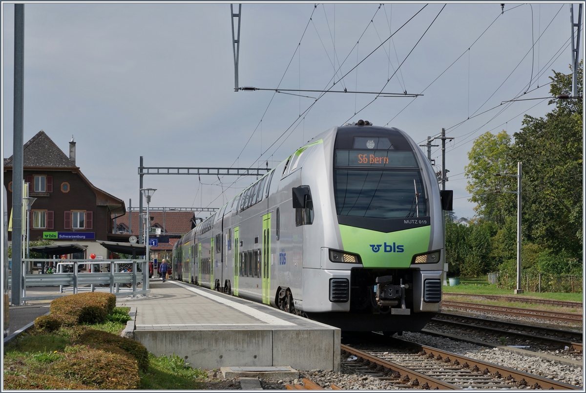 In Schwarzenburg mit seinem schmucken Stationsgebäude wartete der BLS MUTZ RABe 515 019 als S6 nach Bern auf die Abfahrt.

1. Oktober 2020