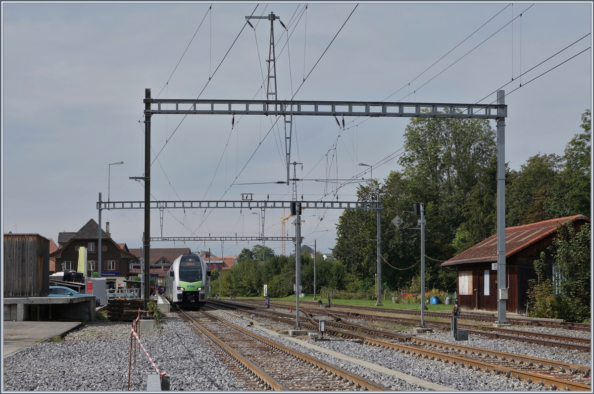 In Schwarzenburg mit seinem schmucken Stationsgebäude fährt der BLS MUTZ RABe 515 019 als S6 nach Bern ab.

1. Oktober 2020